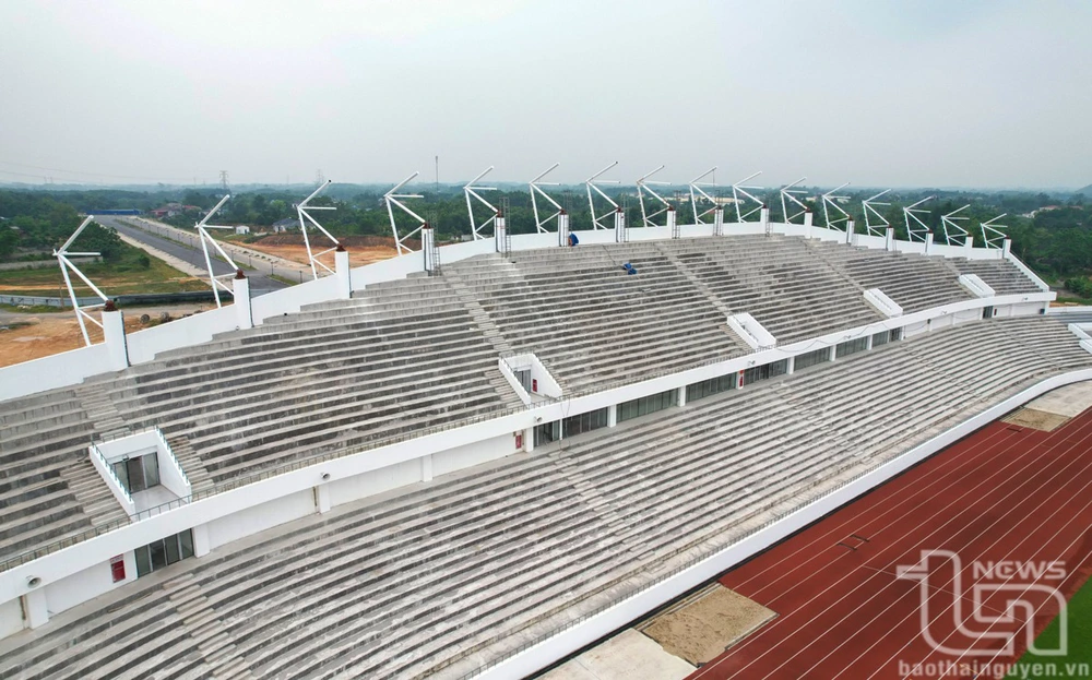 Chuẩn bị khánh thành SVĐ lớn nhất miền núi phía Bắc, rộng như sân Hàng Đẫy và được trồng loại cỏ đặc biệt - Ảnh 2.