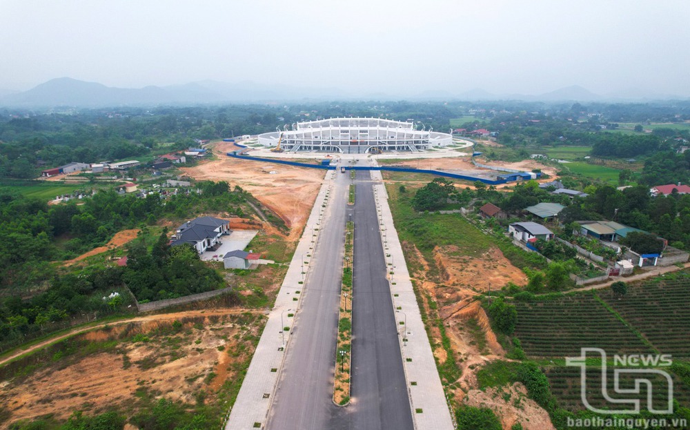 Chuẩn bị khánh thành SVĐ lớn nhất miền núi phía Bắc, rộng như sân Hàng Đẫy và được trồng loại cỏ đặc biệt - Ảnh 4.