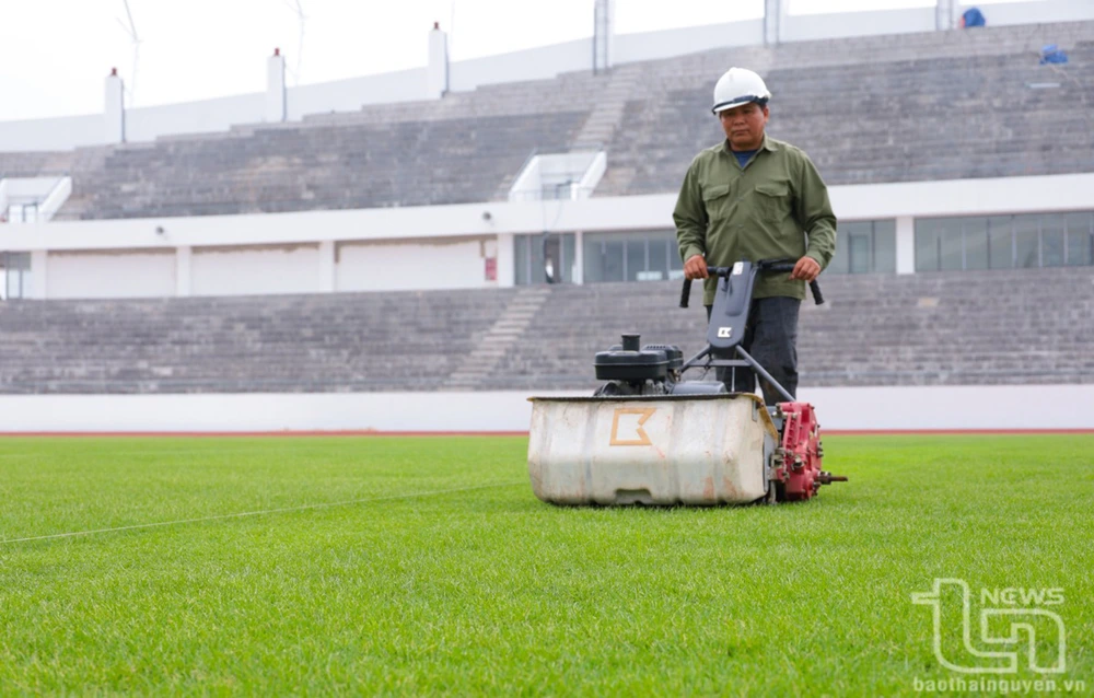 Chuẩn bị khánh thành SVĐ lớn nhất miền núi phía Bắc, rộng như sân Hàng Đẫy và được trồng loại cỏ đặc biệt - Ảnh 7.