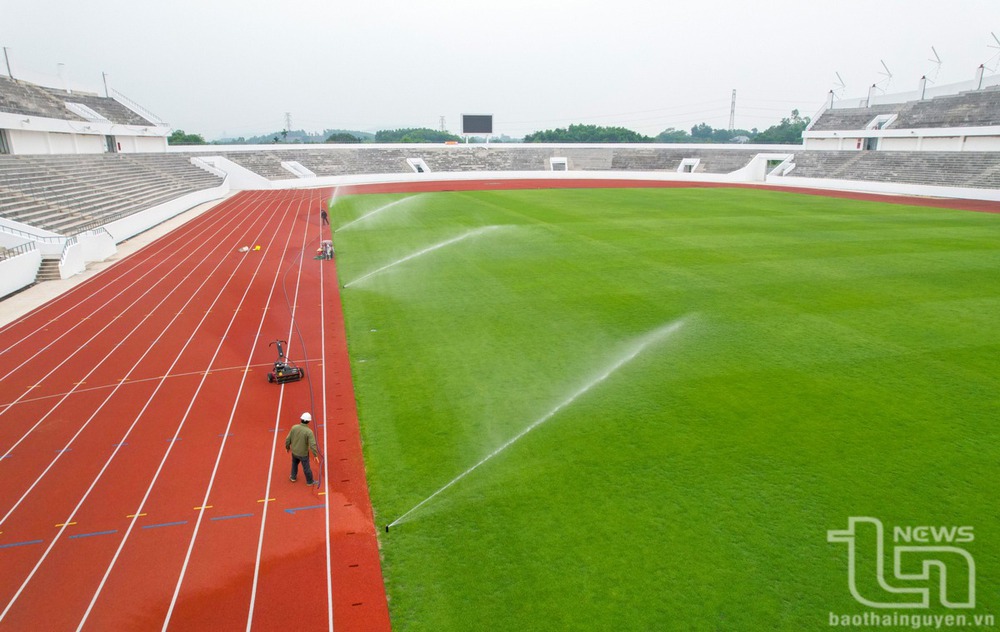 Chuẩn bị khánh thành SVĐ lớn nhất miền núi phía Bắc, rộng như sân Hàng Đẫy và được trồng loại cỏ đặc biệt - Ảnh 13.