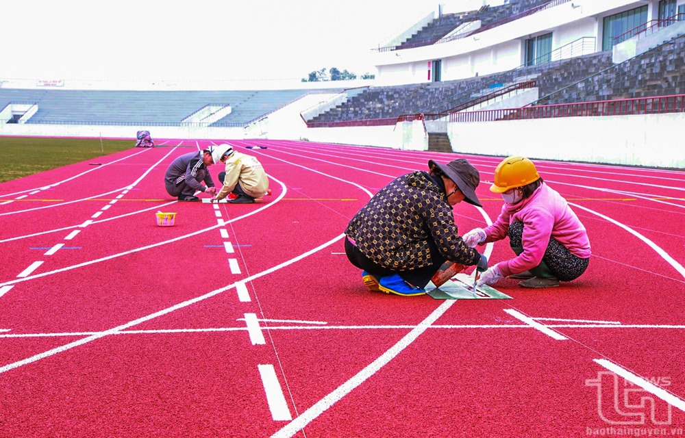 Chuẩn bị khánh thành SVĐ lớn nhất miền núi phía Bắc, rộng như sân Hàng Đẫy và được trồng loại cỏ đặc biệt - Ảnh 5.
