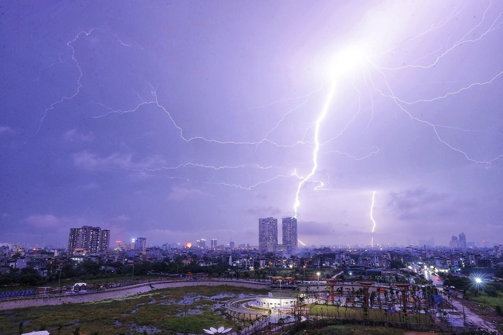 Dự báo thời tiết ngày 11/9: Cảnh báo mưa dông ở Hà Nội, Bắc Bộ có nơi mưa trên 80 mm - Ảnh 1.