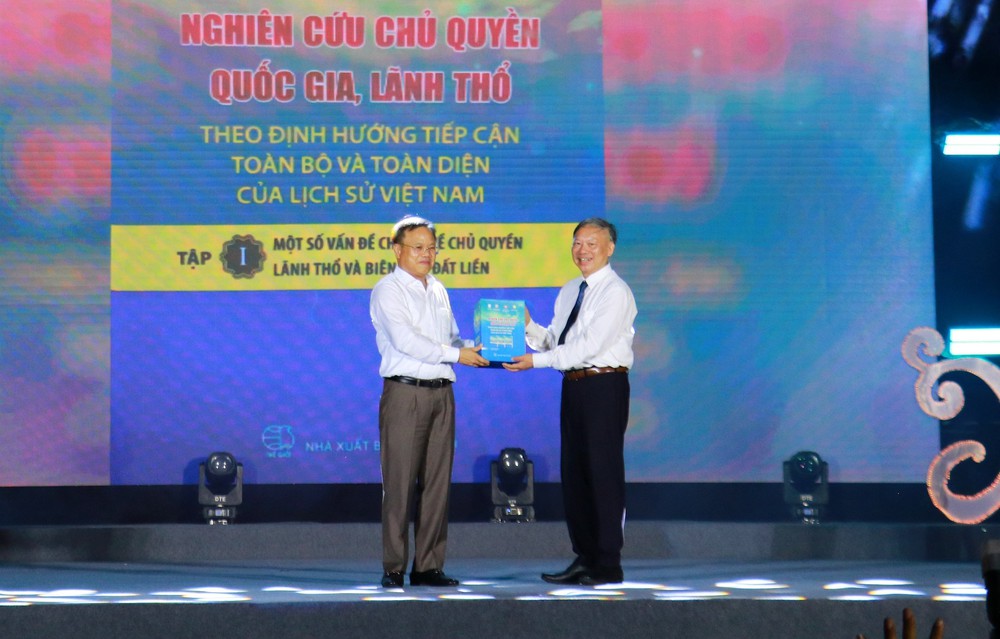 Tri ân Chúa tiên Nguyễn Hoàng - Ảnh 1.