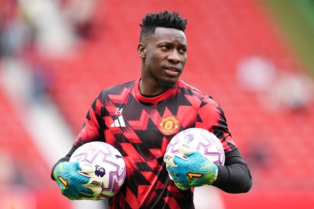 Thủ môn Andre Onana xô đẩy cổ động viên - Ảnh 2.