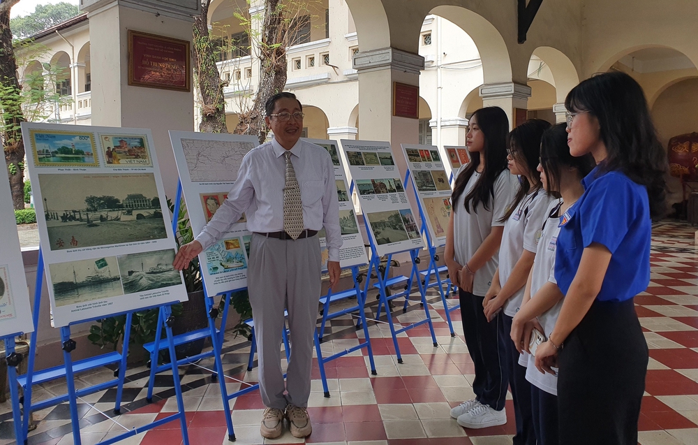 Nhà sưu tập Nguyễn Đại Hùng Lộc: &quot;Giữ hồn&quot; văn hóa qua những con tem - Ảnh 1.