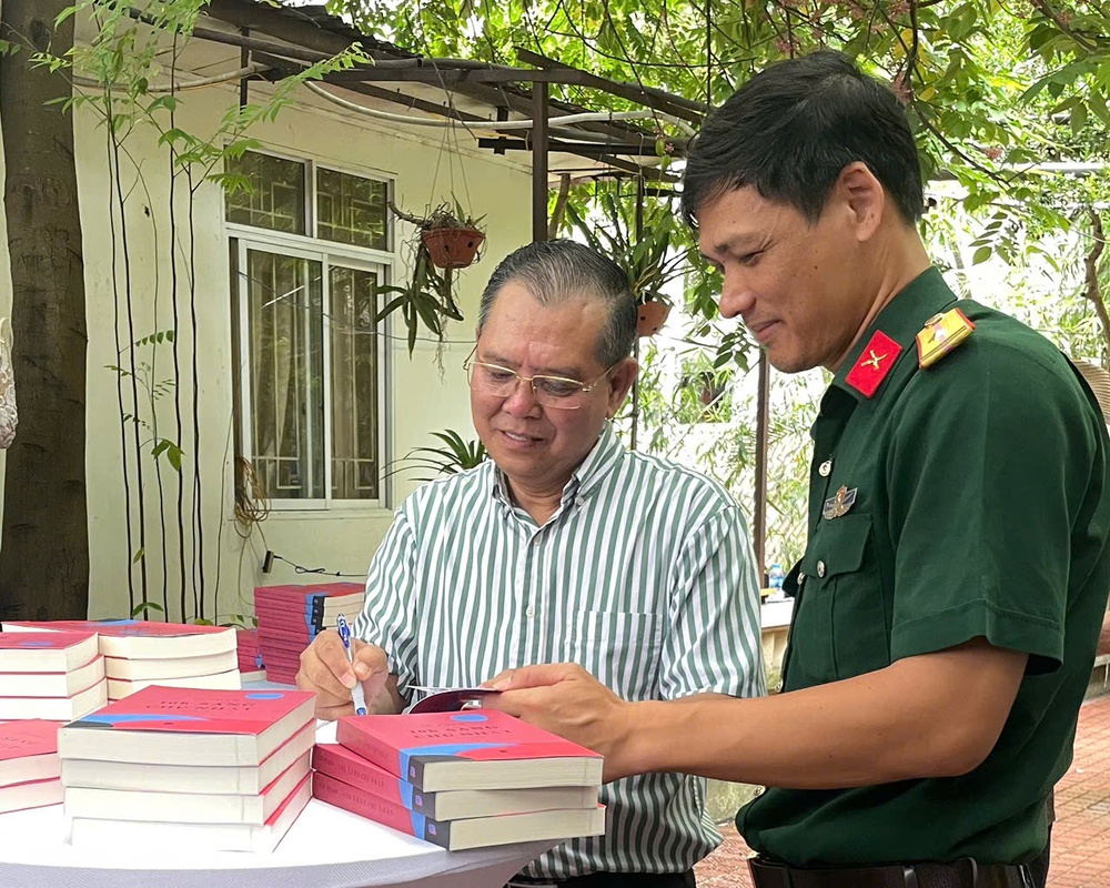 Ra mắt cuốn sách &quot;10h sáng Chủ Nhật&quot; của nhà báo Tô Phán - Ảnh 3.
