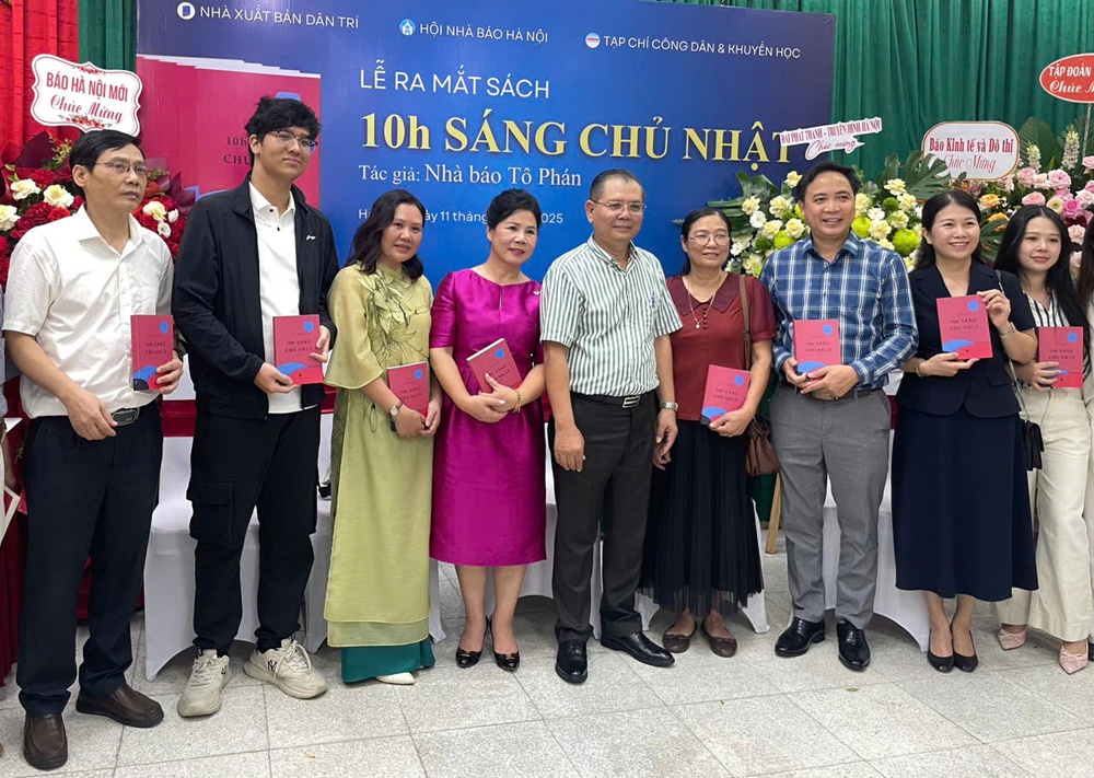 Ra mắt cuốn sách &quot;10h sáng Chủ Nhật&quot; của nhà báo Tô Phán - Ảnh 2.