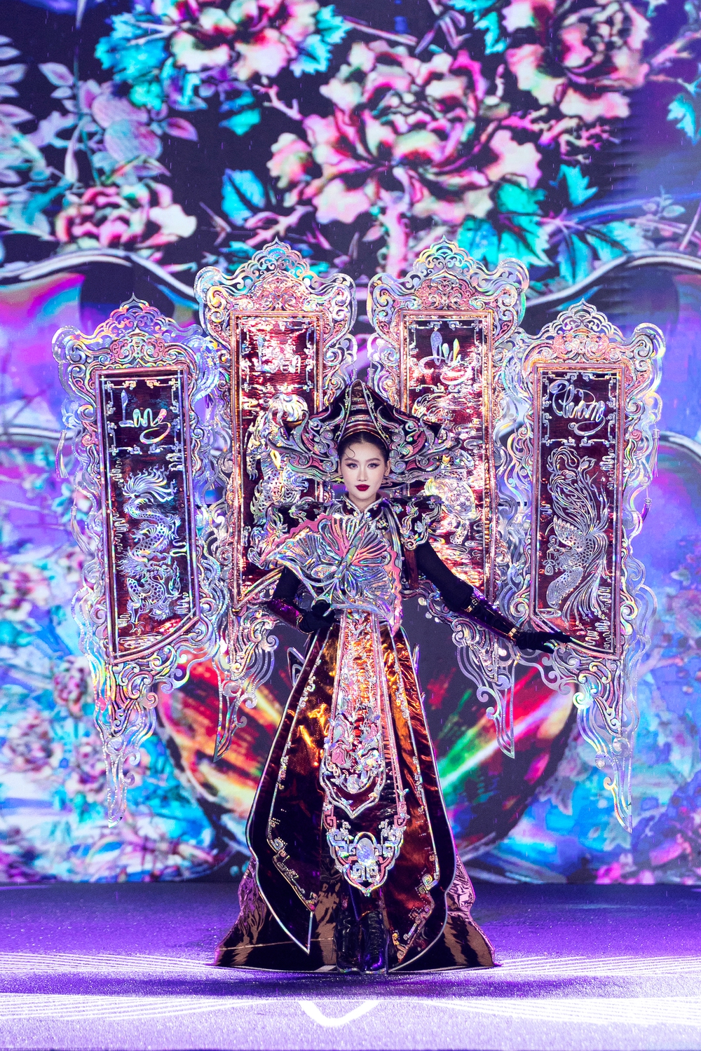 Đêm thi trang phục văn hoá dân tộc Miss Grand Vietnam 2025: Tôn vinh làng nghề, di sản và bản sắc Việt  - Ảnh 1.