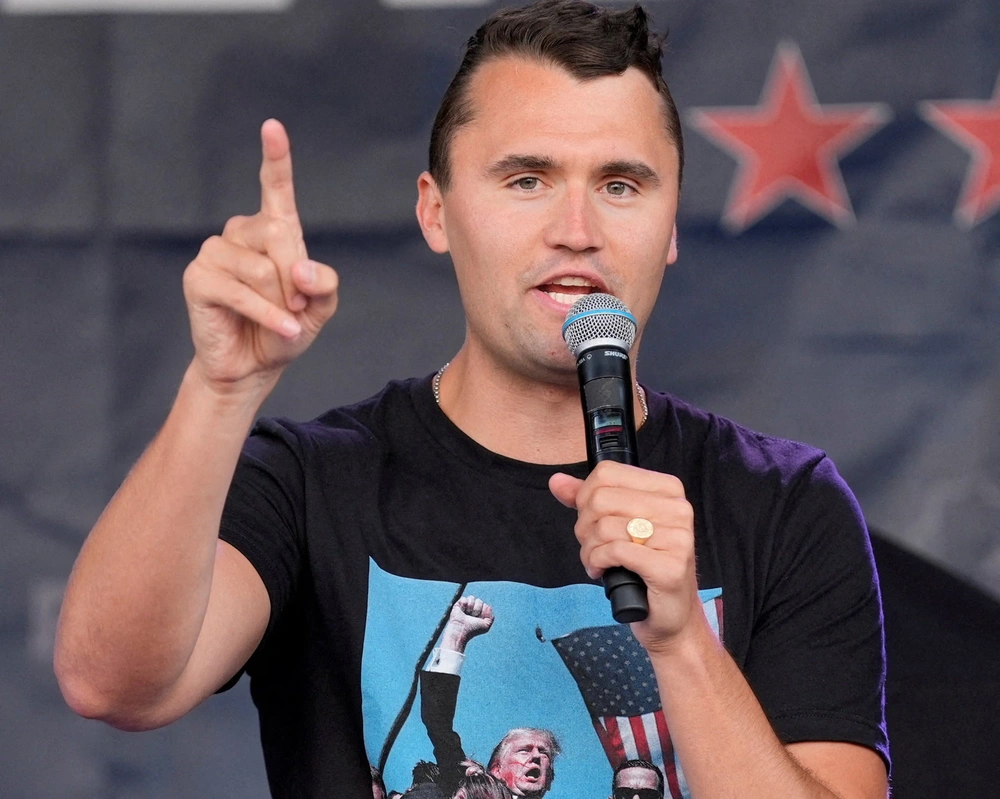 Mỹ treo thưởng 100.000 USD truy tìm kẻ ám sát nhà hoạt động Charlie Kirk - Ảnh 1.