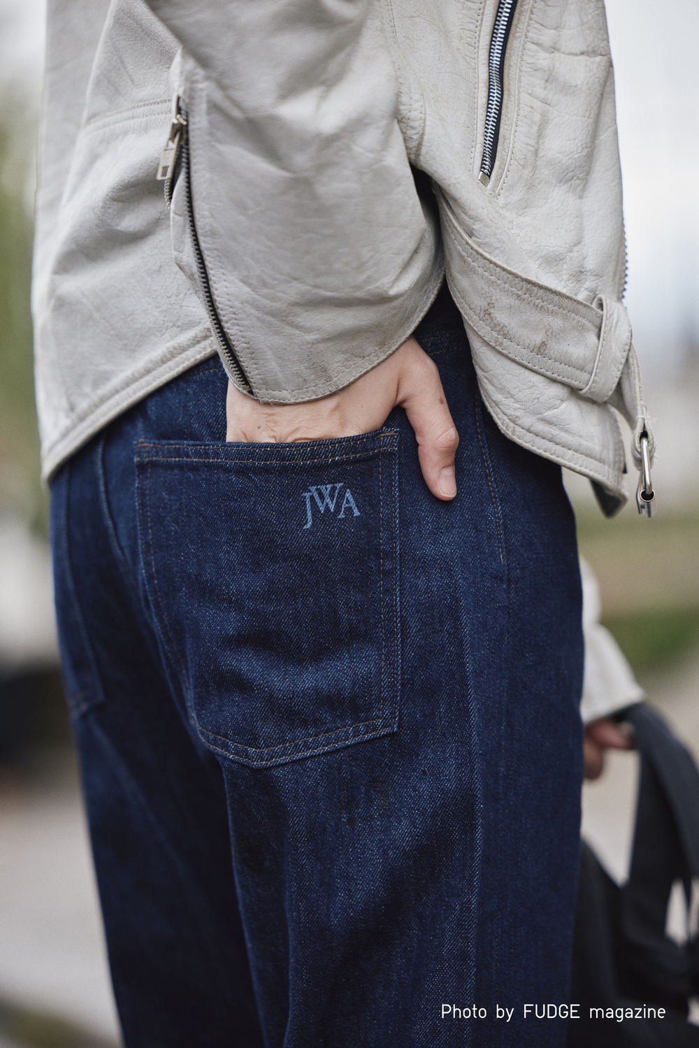 Những dáng quần jeans được hội KOL mặc đẹp lăng xê tích cực - Ảnh 5.