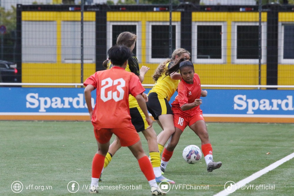 U17 nữ Việt Nam thắng đậm U17 Dortmund, gây bất ngờ lớn tại châu Âu - Ảnh 1.