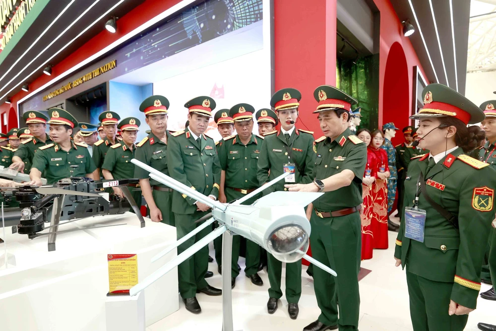 Đại tướng Phan Văn Giang kiểm tra khu trưng bày của Quân đội tại Triển lãm thành tựu đất nước - Ảnh 2.