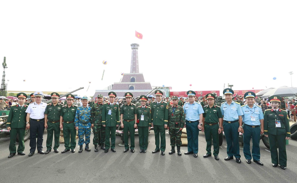 Đại tướng Phan Văn Giang kiểm tra khu trưng bày của Quân đội tại Triển lãm thành tựu đất nước - Ảnh 4.