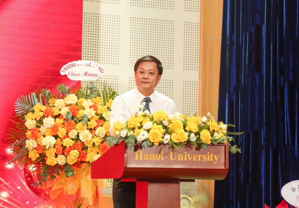 Nhà văn Thụy Anh giành giải Nhất cuộc thi viết 'Cha và con gái' - Ảnh 1.
