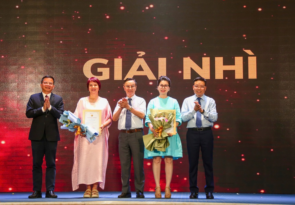 Nhà văn Thụy Anh giành giải Nhất cuộc thi viết 'Cha và con gái' - Ảnh 3.