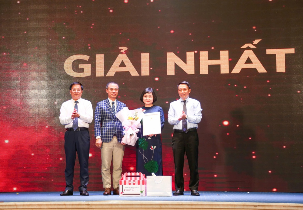 Nhà văn Thụy Anh giành giải Nhất cuộc thi viết 'Cha và con gái' - Ảnh 2.