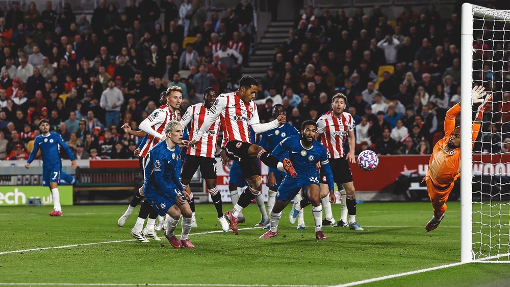 Ngoại hạng Anh đêm qua: Chelsea mất điểm cực tiếc nuối, Tottenham đại thắng nhờ bước ngoặt thẻ đỏ - Ảnh 2.