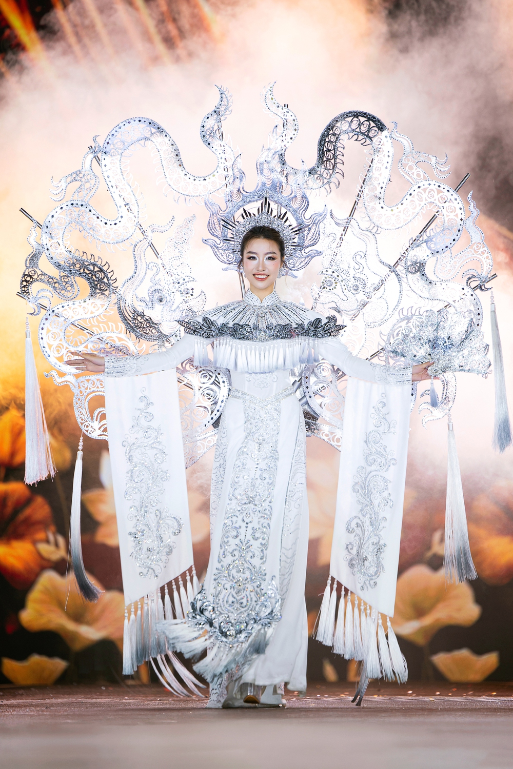 Độc đáo các thiết kế trang phục dân tộc của đội NTK Minh Châu ở Miss Grand Vietnam 2025 - Ảnh 3.