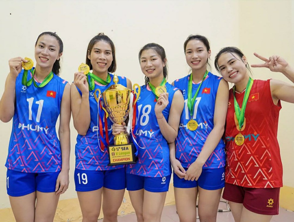 5 ngôi sao Thông Tin Đông Bắc trong màu áo ĐTQG. Họ và các đồng đội ở Thông Tin Đông Bắc đang có chuyến tập huấn ở Thượng Hải để chuẩn bị cho giai đoạn 2 giải bóng chuyền VĐQG 2025