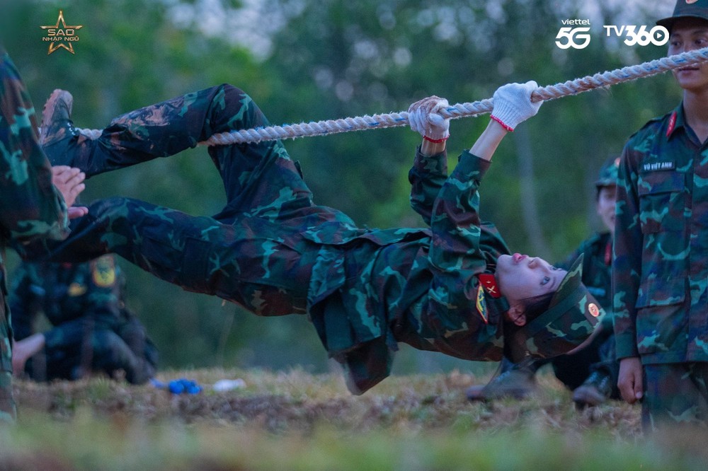 Sao nhập ngũ 2025: Trang Pháp dẻo dai, Diệu Nhi giữ vững phong độ - Ảnh 2.