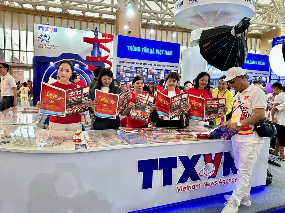 Độc giả hào hứng xếp hàng nhận báo Thể thao & Văn hóa tại triển lãm A80 - Ảnh 4.