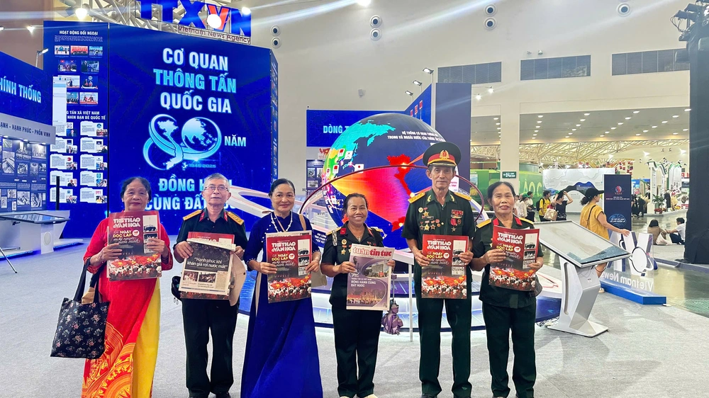 Độc giả hào hứng xếp hàng nhận báo Thể thao & Văn hóa tại triển lãm A80 - Ảnh 8.