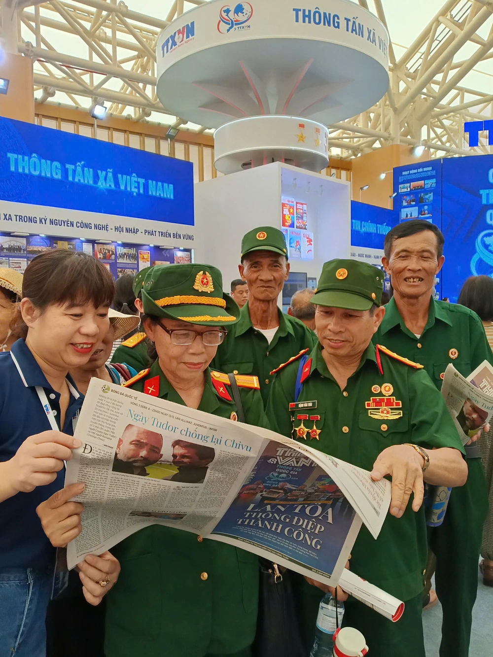 Độc giả hào hứng xếp hàng nhận báo Thể thao & Văn hóa tại triển lãm A80 - Ảnh 7.