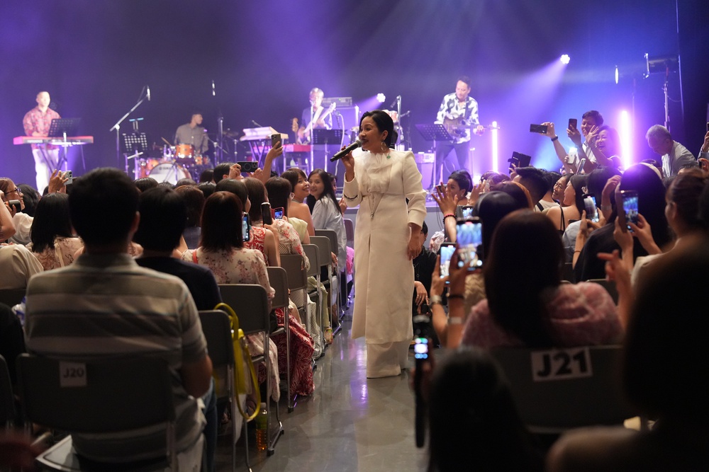 Diva Mỹ Linh cùng gia đình mở màn thành công tour châu Á tại Nhật Bản  - Ảnh 2.