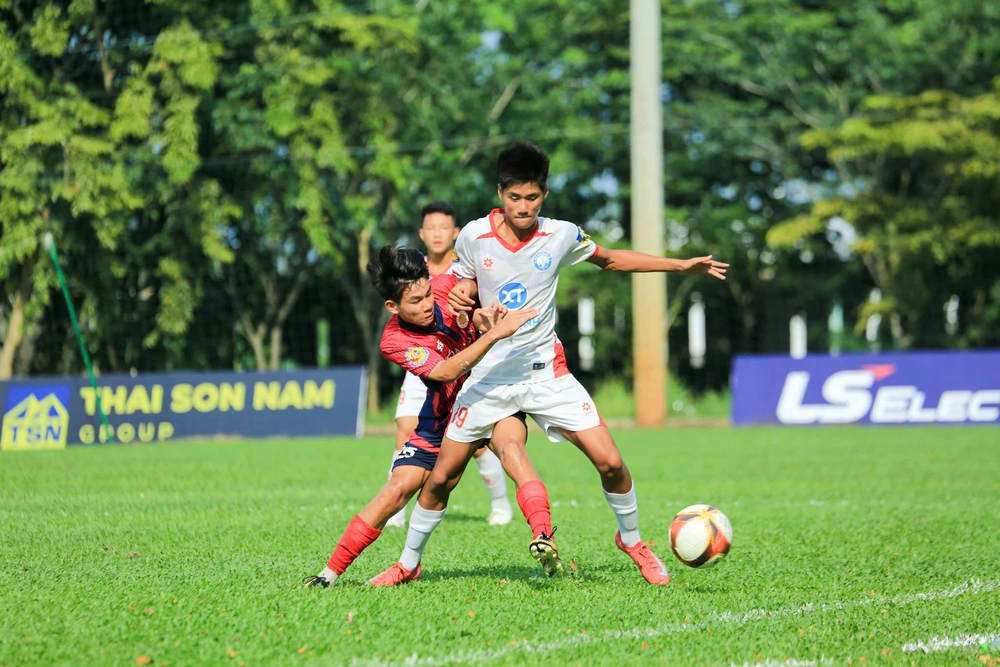 Bất ngờ trong ngày khai mạc Vòng chung kết U17 Quốc gia 2025 - Ảnh 1.