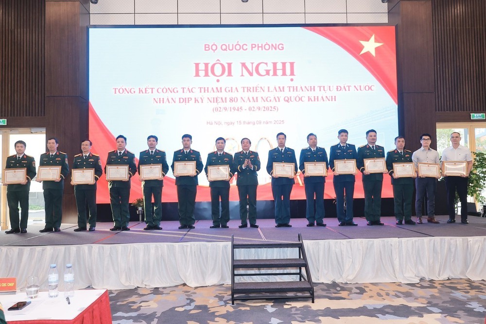 Bộ Quốc phòng khen thưởng tập thể, cá nhân có đóng góp xuất sắc trong Triển lãm thành tựu đất nước - Ảnh 4.