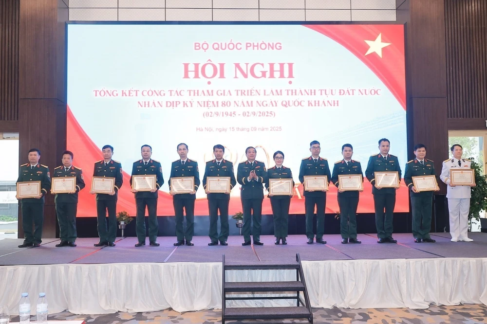 Bộ Quốc phòng khen thưởng tập thể, cá nhân có đóng góp xuất sắc trong Triển lãm thành tựu đất nước - Ảnh 2.