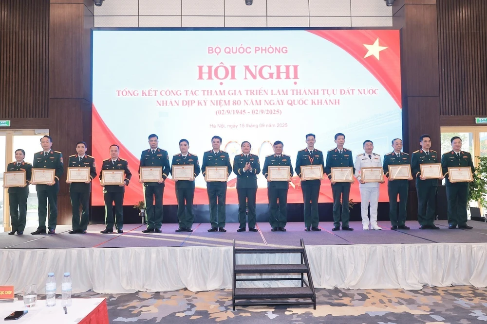 Bộ Quốc phòng khen thưởng tập thể, cá nhân có đóng góp xuất sắc trong Triển lãm thành tựu đất nước - Ảnh 3.