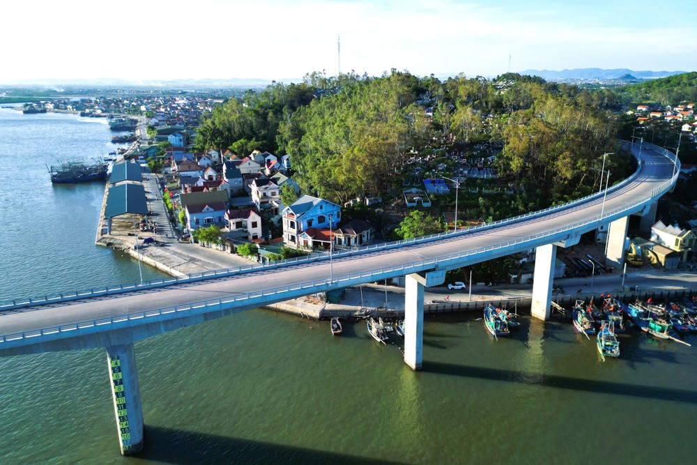 Nghệ An: Vẻ đẹp cuốn hút của cầu Lạch Quèn bắc qua cửa biển - Ảnh 10. Nghệ An: Vẻ đẹp cuốn hút của cầu Lạch Quèn bắc qua cửa biển - Ảnh 10.