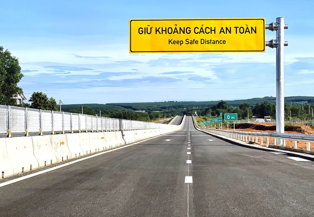 Thủ tướng biểu dương các chủ đầu tư, Ban Quản lý dự án, đơn vị tư vấn, thi công các công trình trọng điểm quốc gia - Ảnh 2.