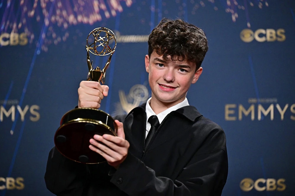 Sao nhí Owen Cooper làm nên lịch sử tại Emmy 2025 - Ảnh 2.