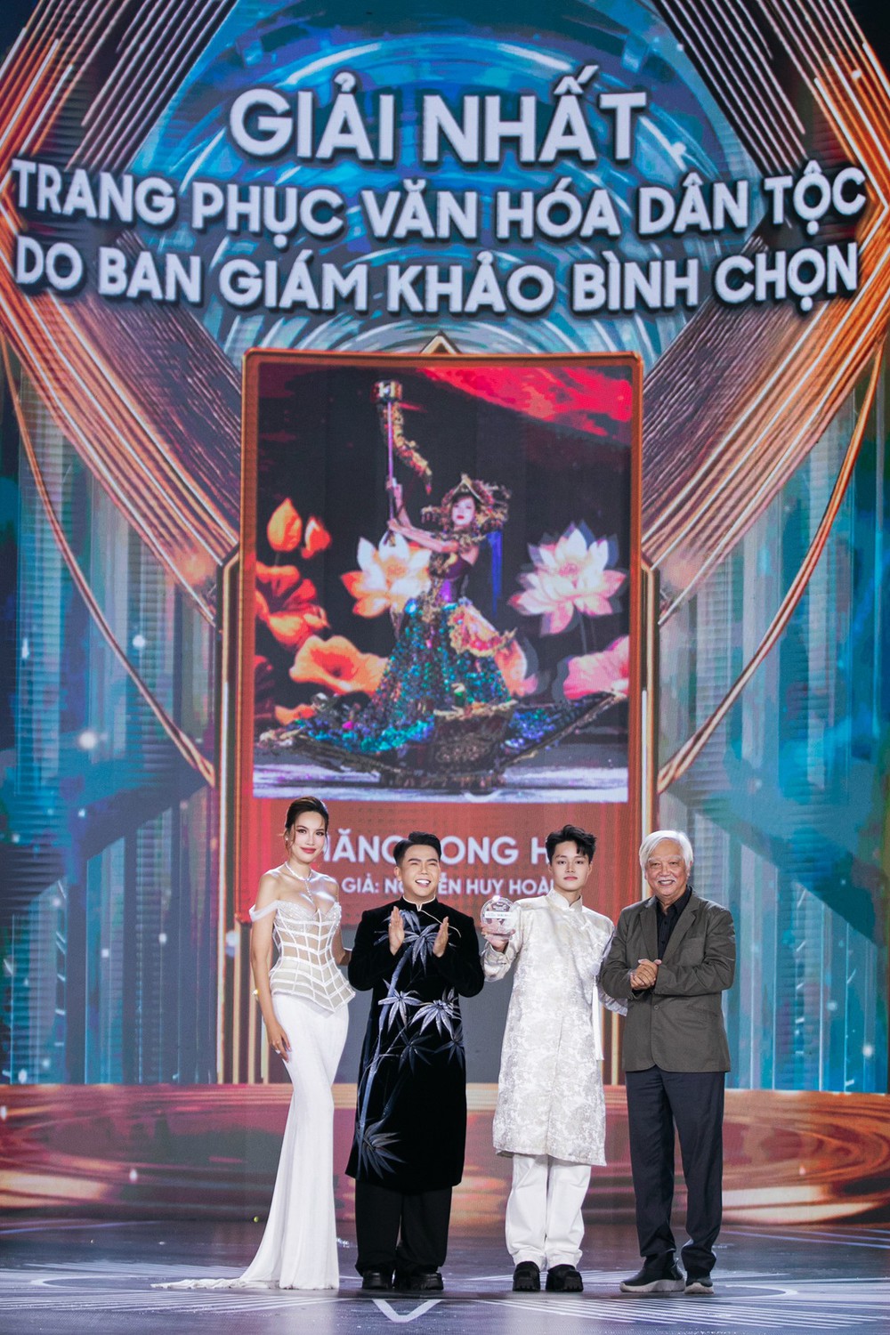Team NTK Minh Châu thắng giải Trang phục văn hóa dân tộc ở Miss Grand Vietnam 2025 - Ảnh 1.