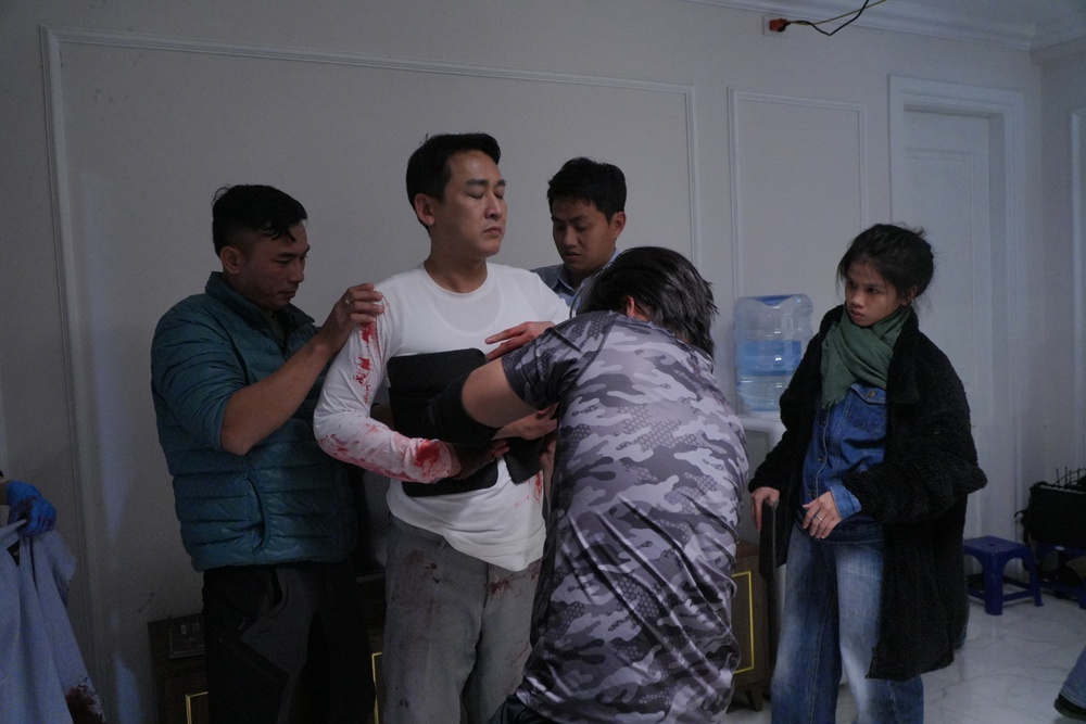 Hứa Vĩ Văn căng thẳng khi diễn cảnh hành động trong phim kinh dị sắp ra mắt - Ảnh 3.