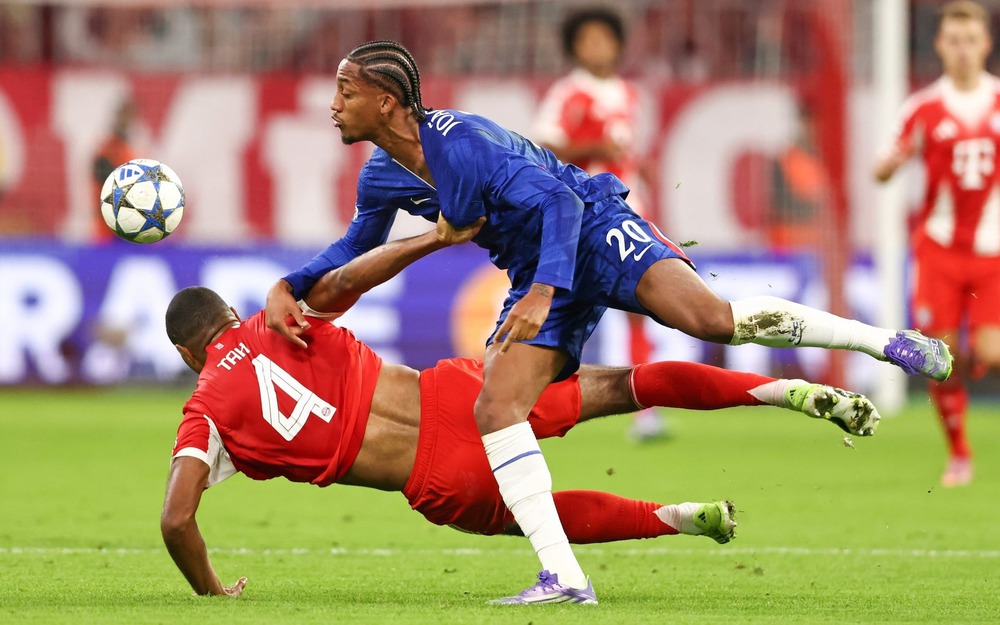 HLV và CĐV Chelsea bức xúc vì hậu vệ Bayern không bị đuổi sau tình huống 'đấu vật' với Joao Pedro - Ảnh 1.