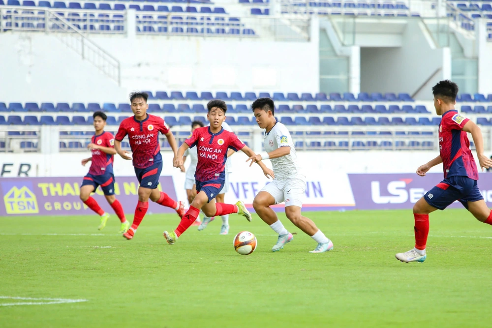 Con trai Quang Hải lại ghi bàn ở giải trẻ quốc gia - Ảnh 1.
