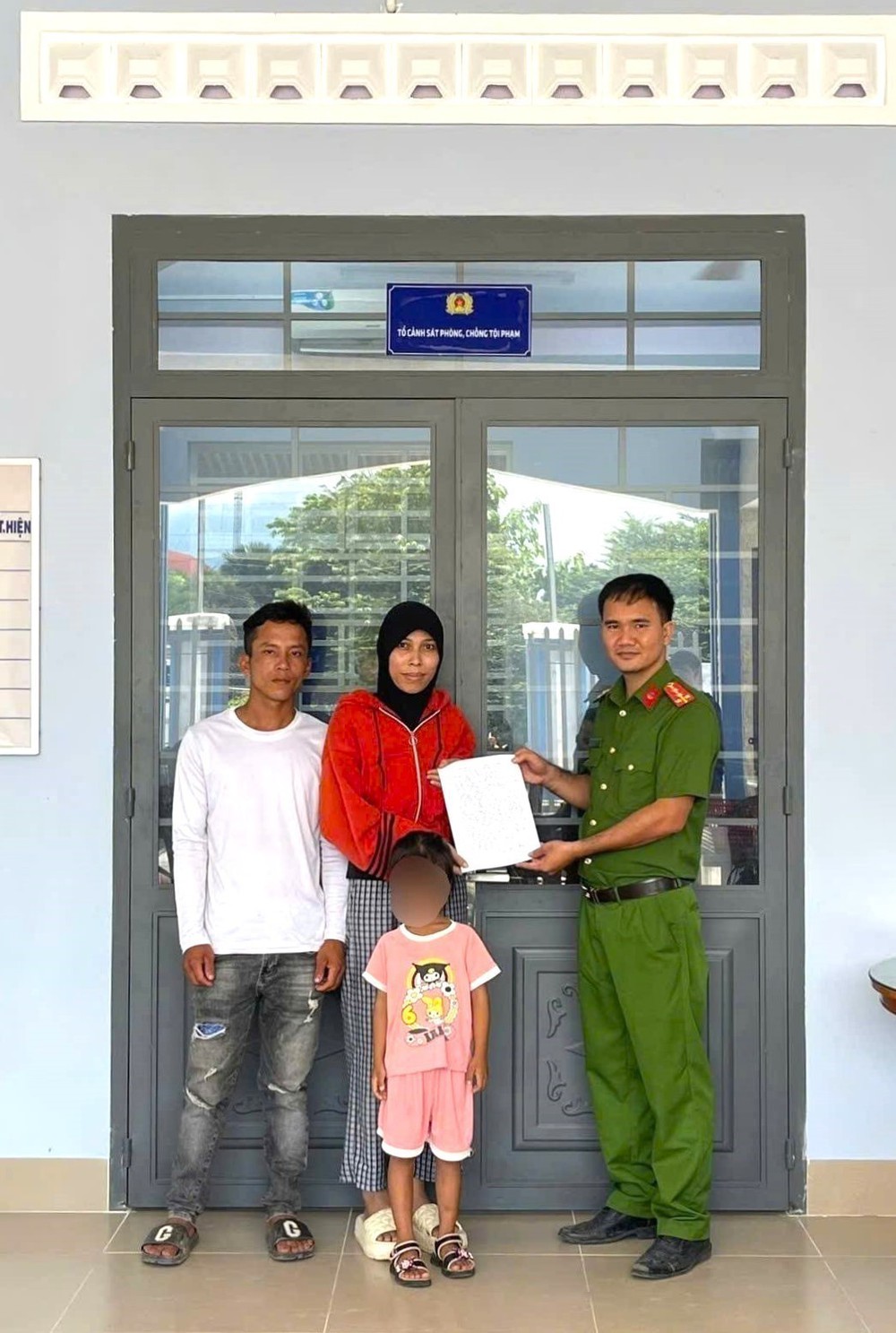 Giải cứu bé gái 6 tuổi bị đối tượng lạ mặt giữ trái phép trong nhiều giờ - Ảnh 1.