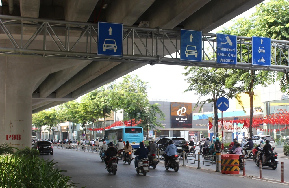 Hà Nội: Xe máy đi vào làn xe ô tô trên đường Phạm Văn Đồng gây mất an toàn giao thông - Ảnh 3.