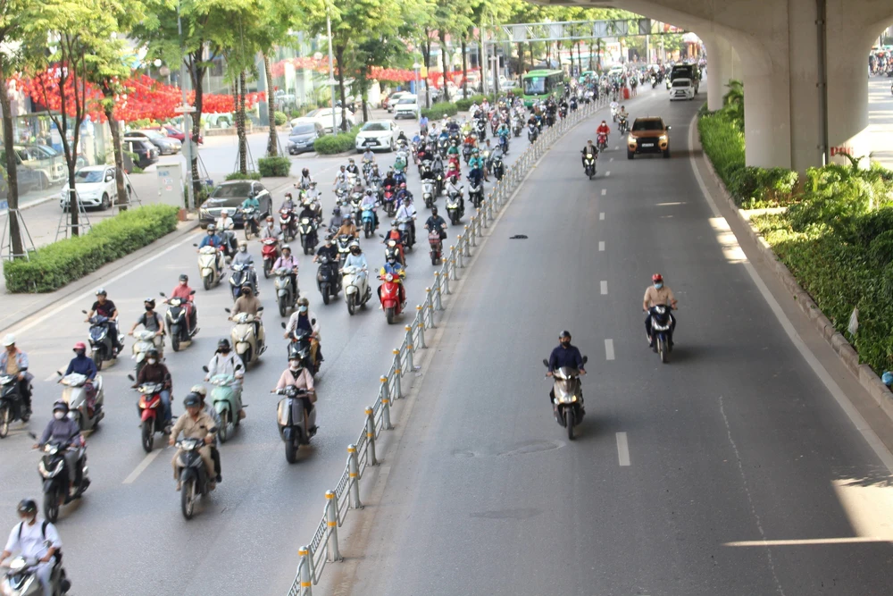 Hà Nội: Xe máy đi vào làn xe ô tô trên đường Phạm Văn Đồng gây mất an toàn giao thông - Ảnh 2.