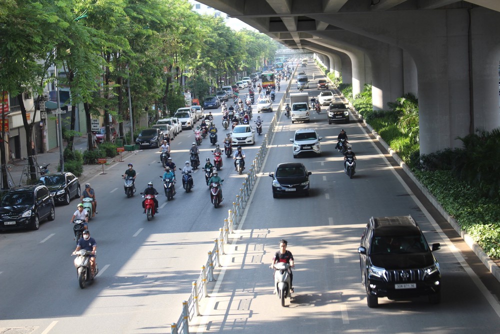 Hà Nội: Xe máy đi vào làn xe ô tô trên đường Phạm Văn Đồng gây mất an toàn giao thông - Ảnh 1.
