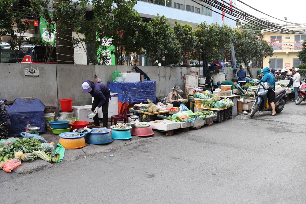 Hà Nội: Xóa bỏ tình trạng chợ &quot;tạm&quot;, chợ &quot;cóc&quot; - Ảnh 1.