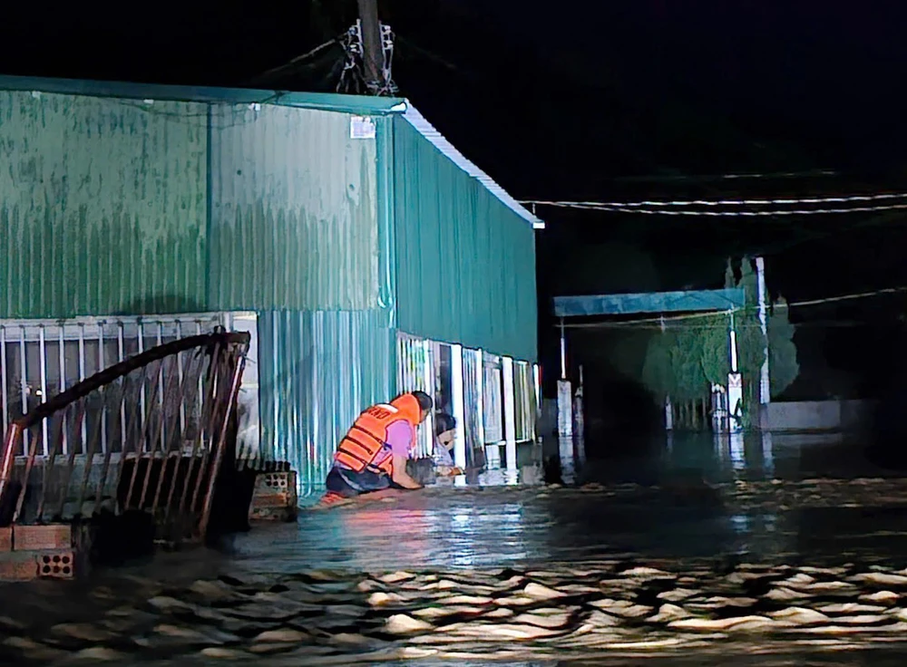 Áp thấp nhiệt đới hướng vào Biển Đông và khả năng mạnh lên thành bão - Ảnh 2.