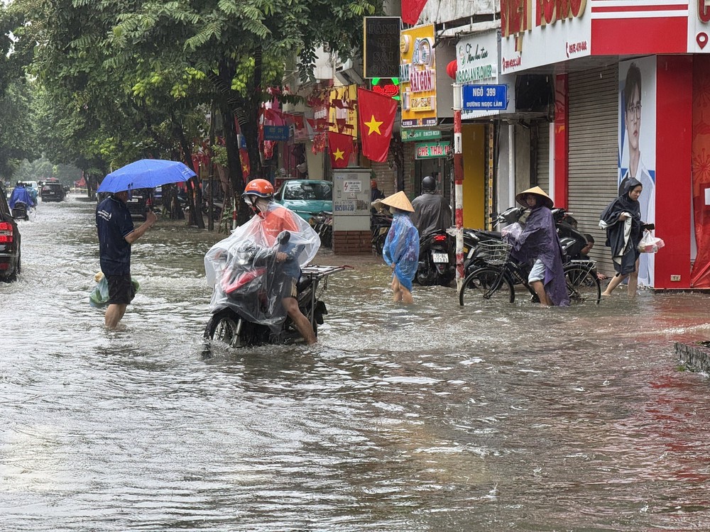 Áp thấp nhiệt đới hướng vào Biển Đông và khả năng mạnh lên thành bão - Ảnh 3.