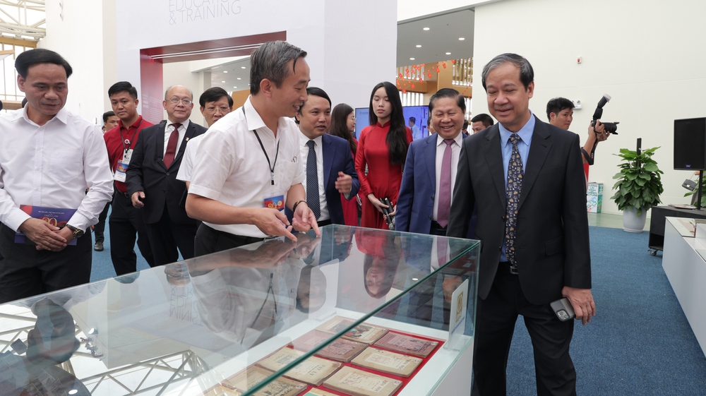 Nhà xuất bản Giáo dục Việt Nam góp mặt tại Triển lãm thành tựu đất nước - Ảnh 1.