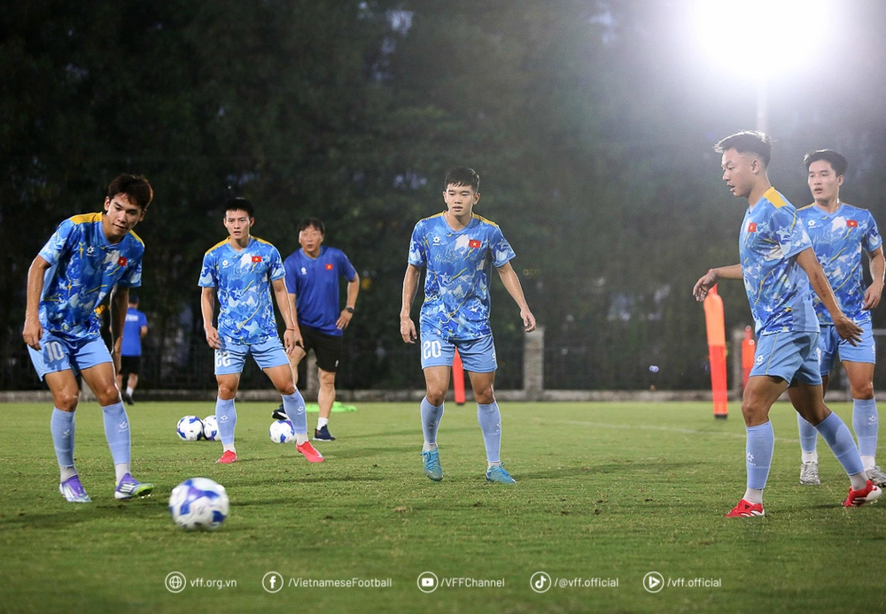 FIFA công bố BXH mới nhất: Đội tuyển Việt Nam tiếp tục tụt hạng, Tây Ban Nha vươn lên số 1 - Ảnh 1.