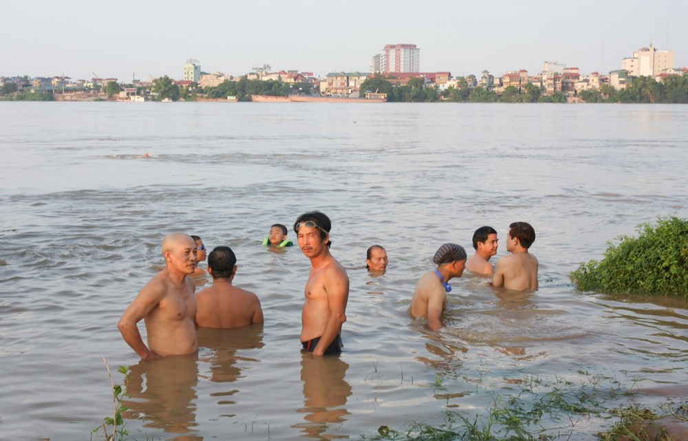 Cuộc sống sau ống kính: &quot;Bơi sông&quot; trên từng cây số - Ảnh 1.