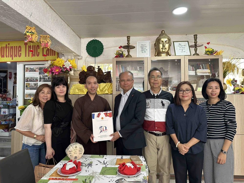 Lễ gắn lại biển tưởng niệm Chủ tịch Hồ Chí Minh tại “Quảng trường báo La Marseillais” (Pháp) - Ảnh 4.